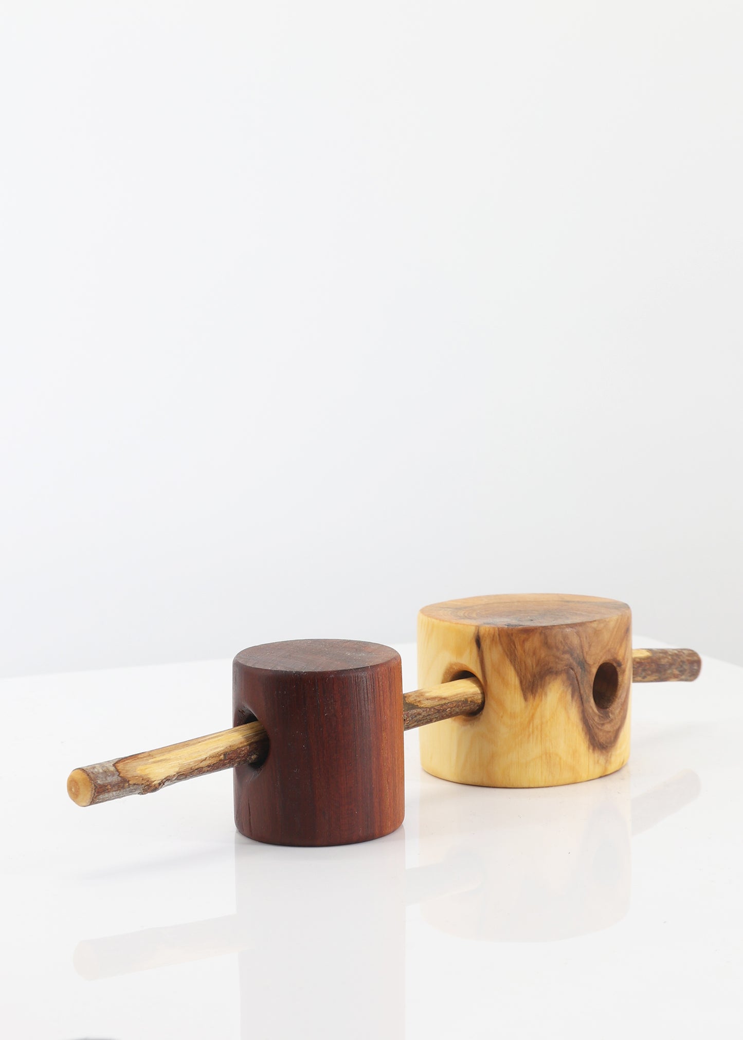 Holz-Zaunklötze mit Stange