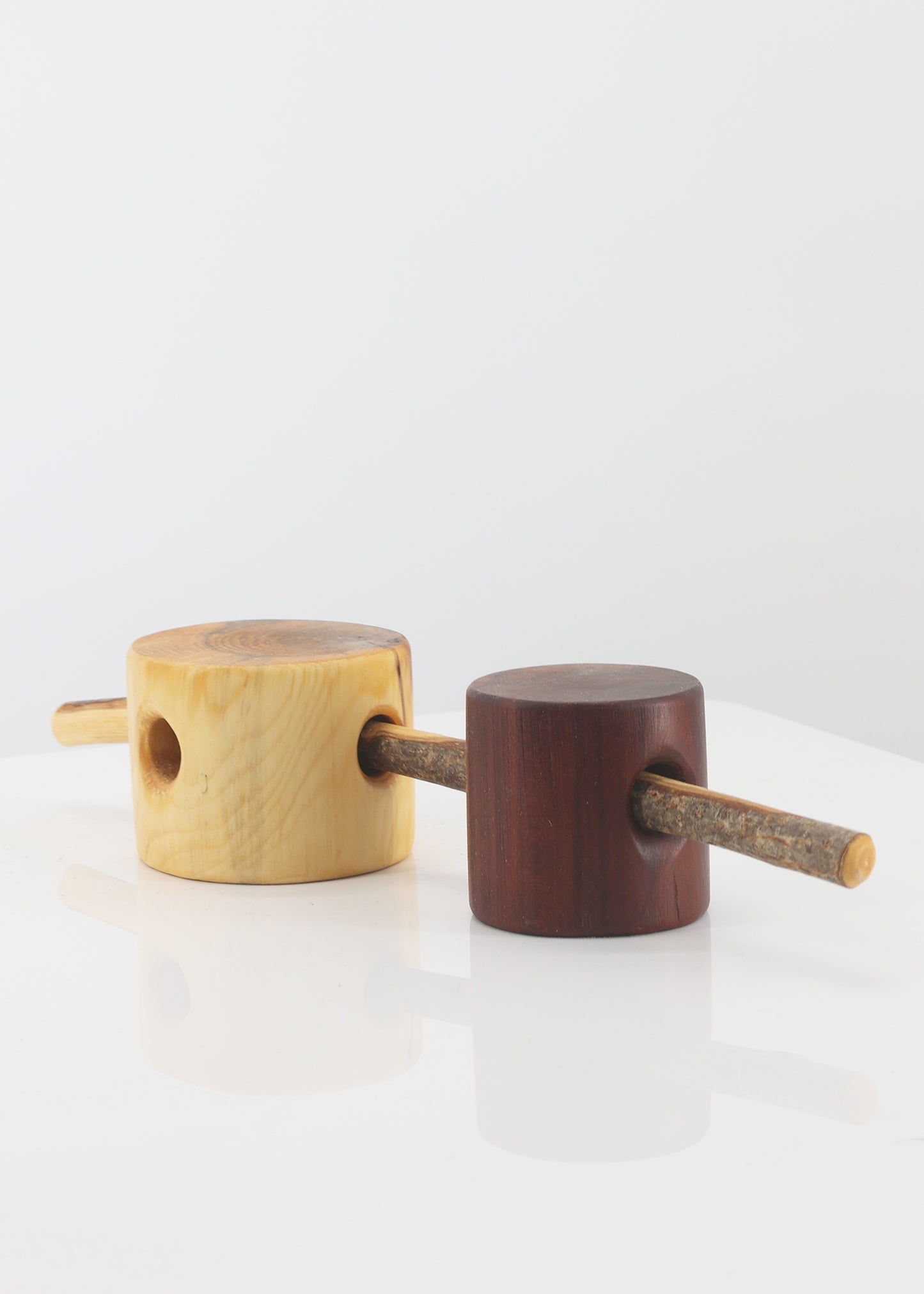 Holz-Zaunklötze mit Stange